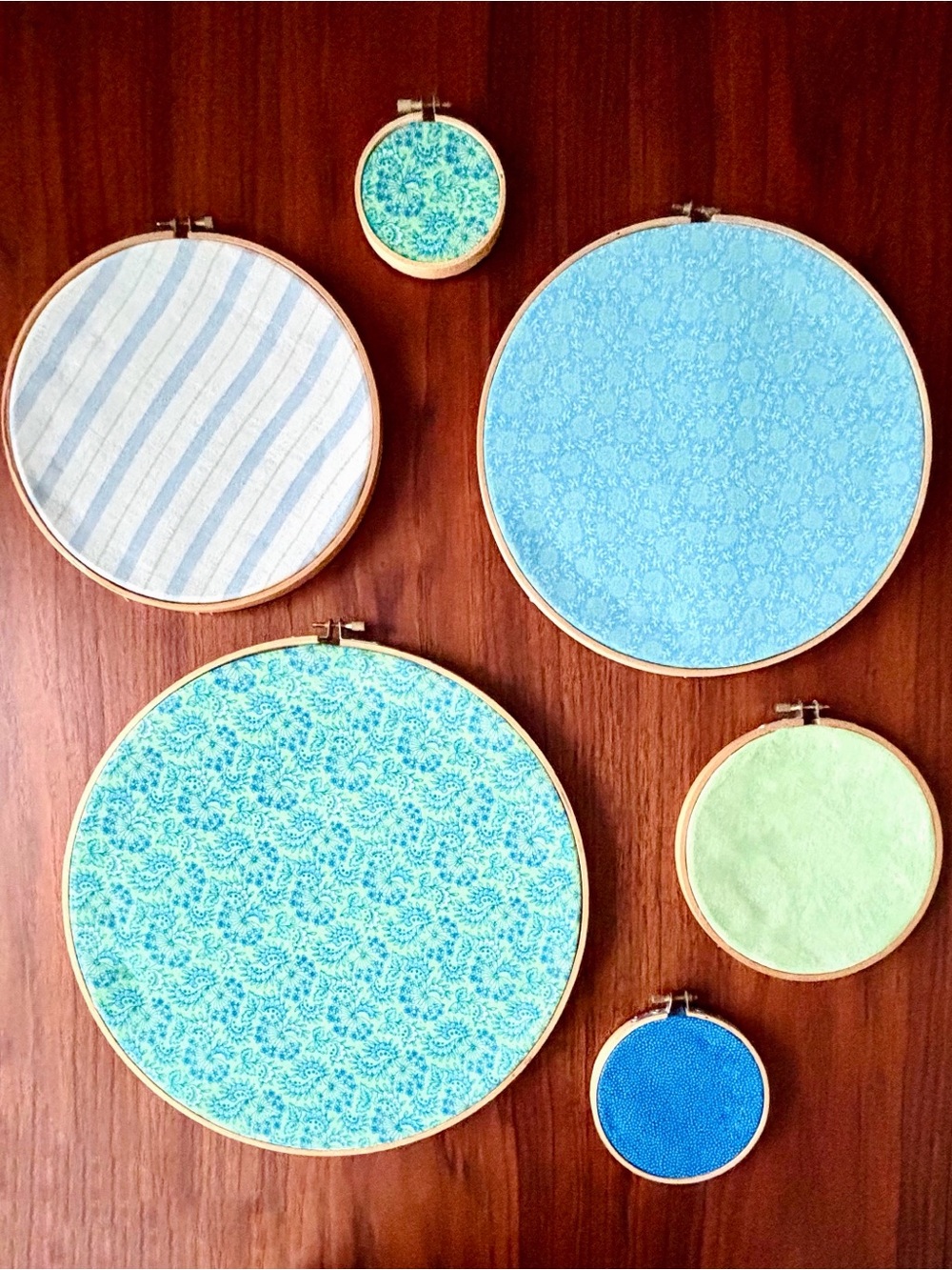 Vintage Wood & Brass Embroidery Hoops Set of 6 Multiple Sizes Patterned Fabric